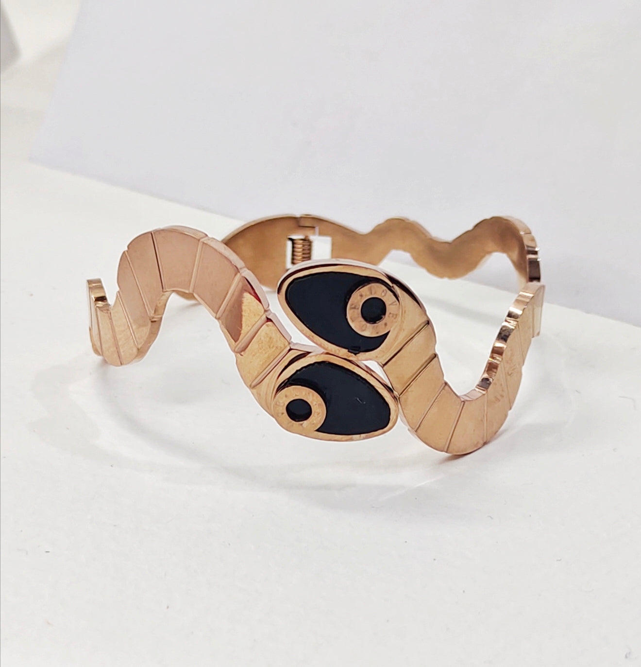 Trendy Snake Handcuff NM53673